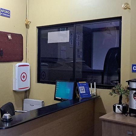 Hostal Los Lirios Лоха Экстерьер фото