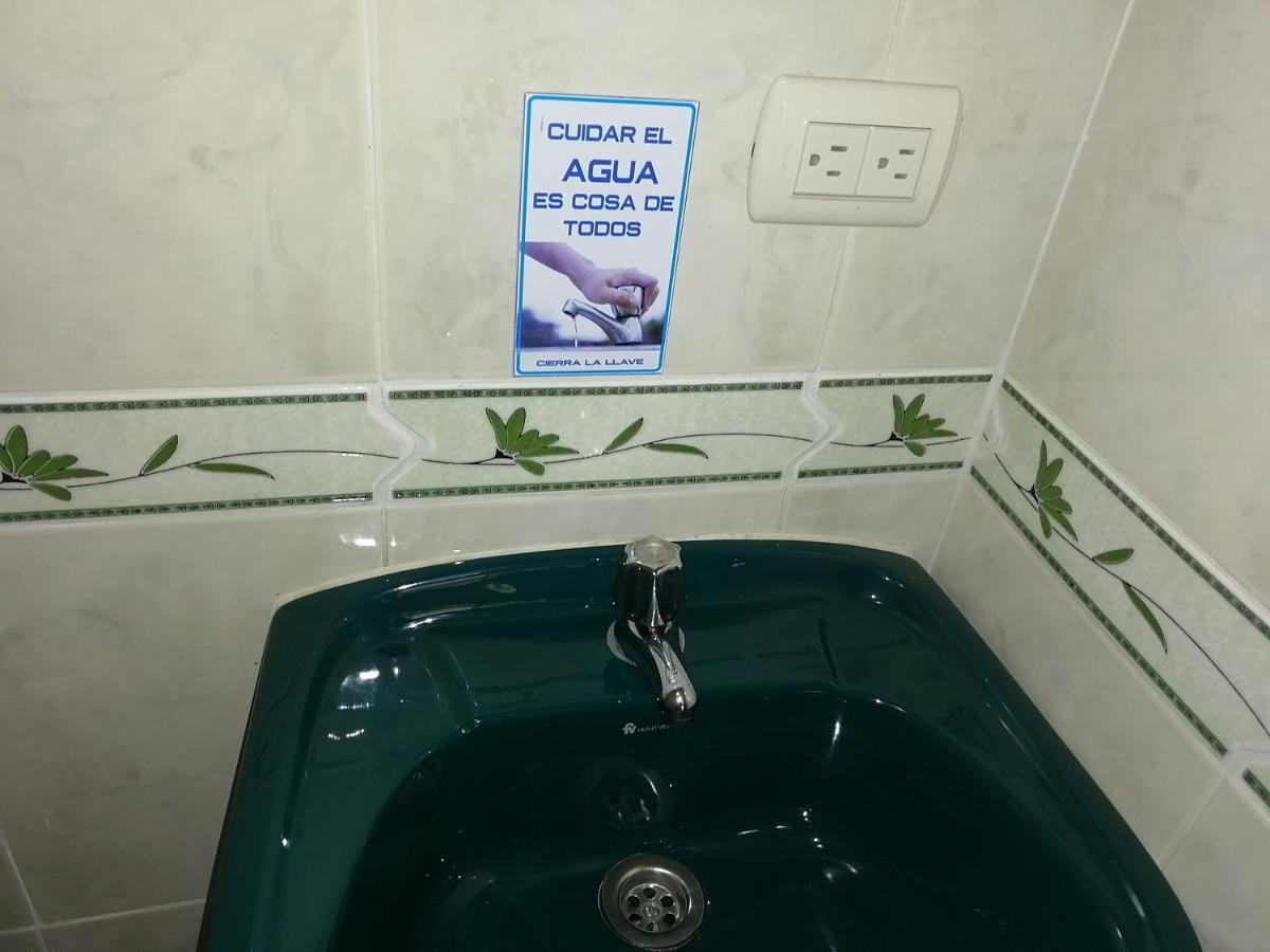 Hostal Los Lirios Лоха Экстерьер фото