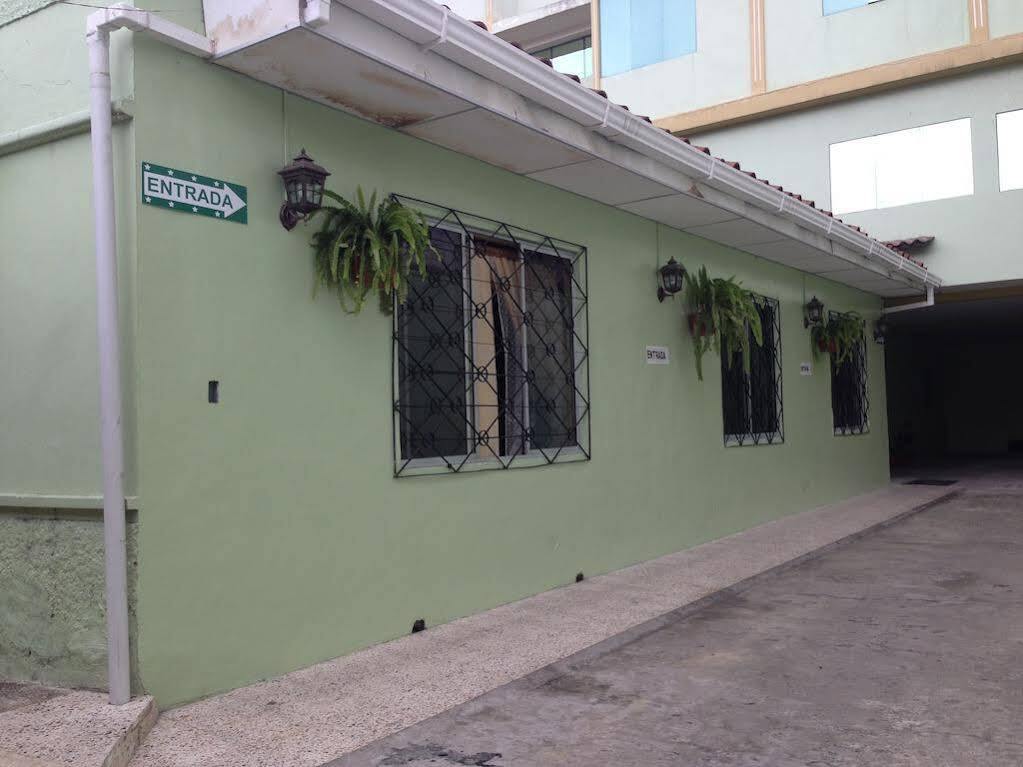 Hostal Los Lirios Лоха Экстерьер фото